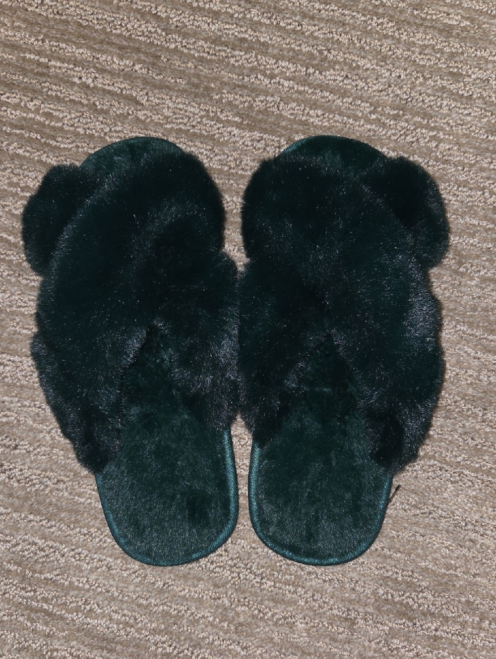Plush Cross-Band Faux Fur Slippers in Dark Green